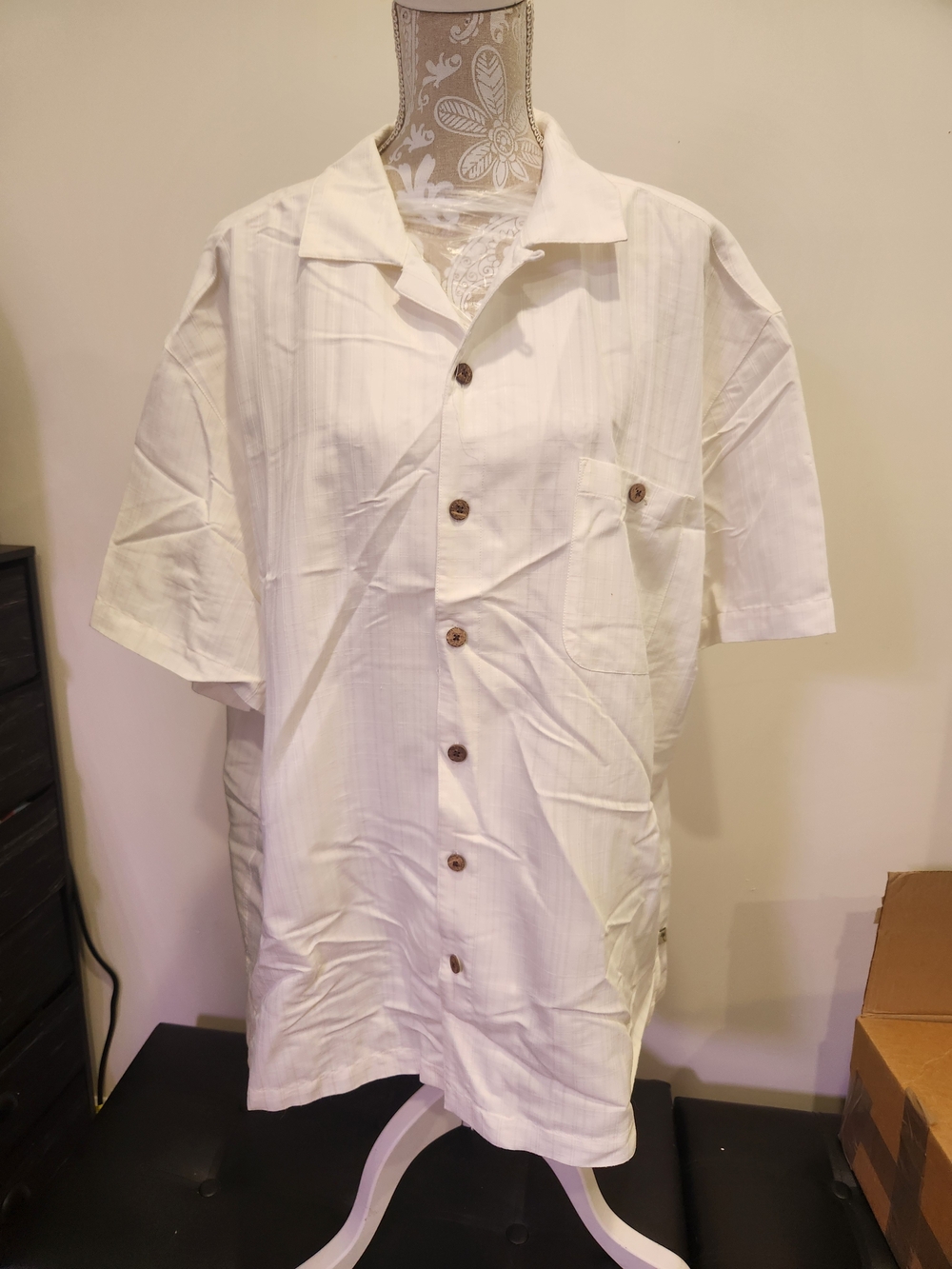 Men's Short-Sleeve White Casual Button-Down Shirt with Chest Pocket - Picture 1 of 3